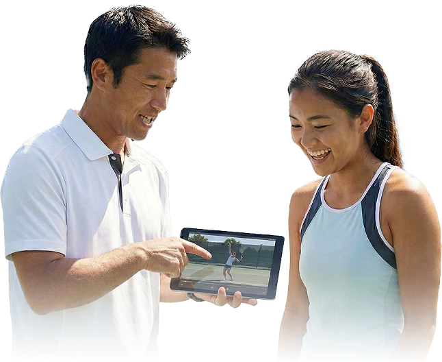 コーチと選手がテニス映像を見ながら話している様子
